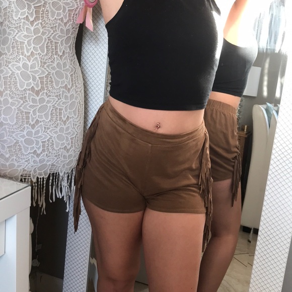 Cute suede brown fringe shorts - Picture 4 of 5